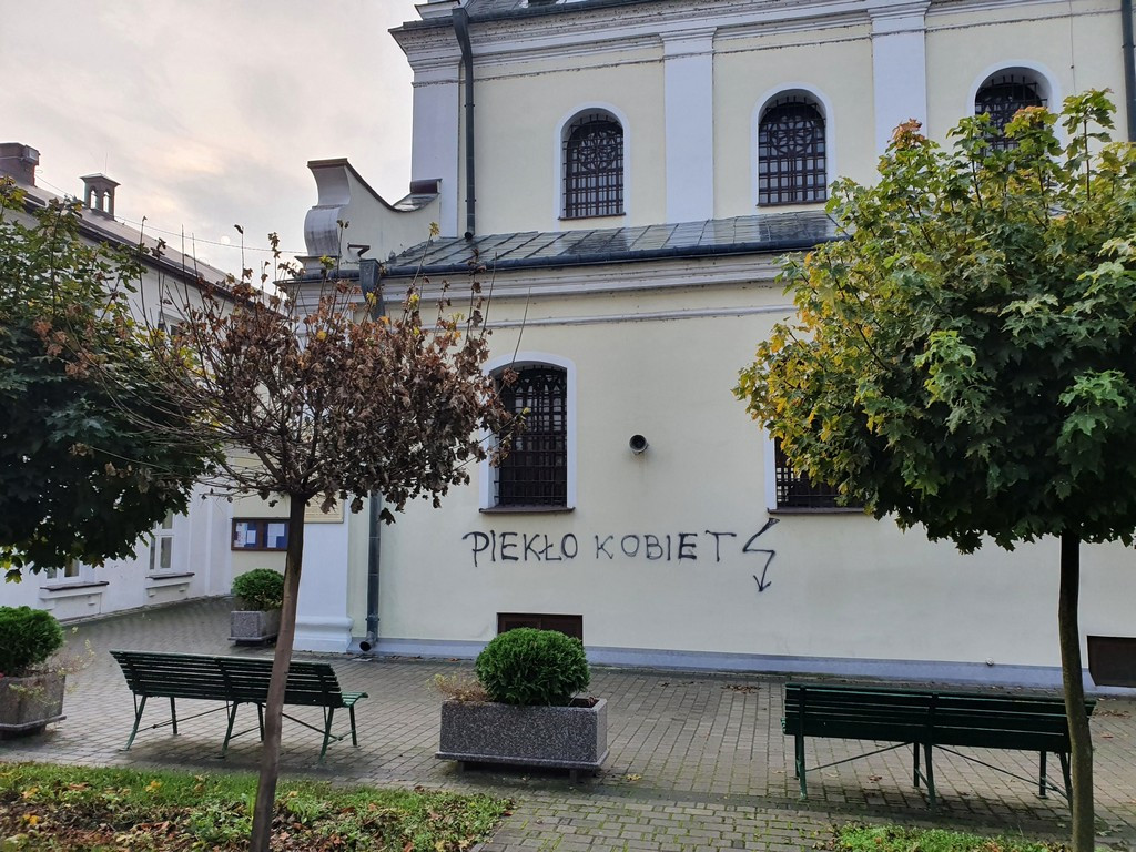 Hrubieszów: Zdewastowana elewacja kościoła św. Mikołaja - ZDJĘCIA