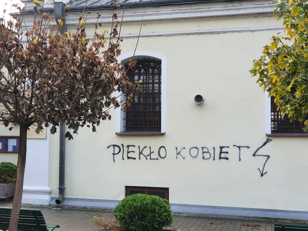 Hrubieszów: Zdewastowana elewacja kościoła św. Mikołaja - ZDJĘCIA