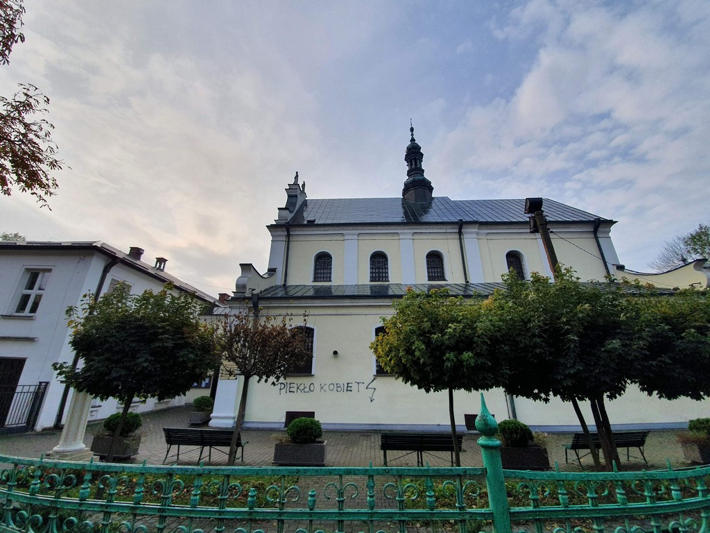 Hrubieszów: Zdewastowana elewacja kościoła św. Mikołaja - ZDJĘCIA