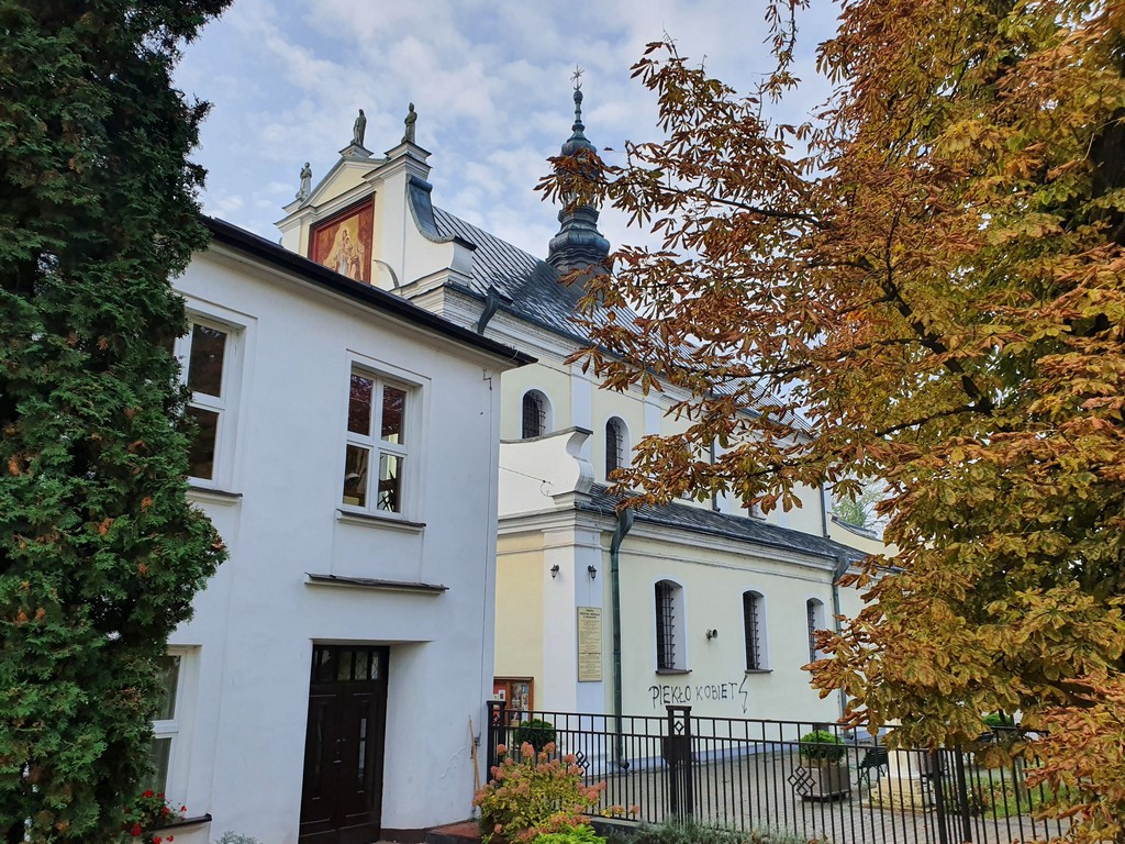 Hrubieszów: Zdewastowana elewacja kościoła św. Mikołaja - ZDJĘCIA
