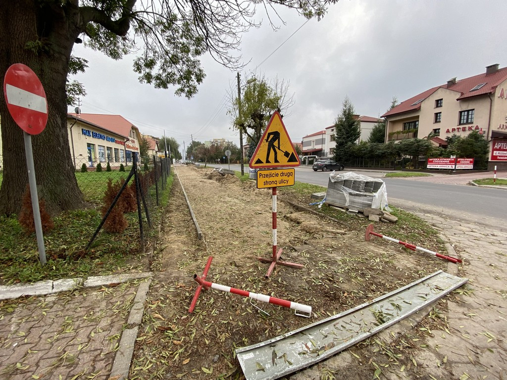 Hrubieszów: Trwa remont chodnika na ul. Mickiewicza - ZDJĘCIA