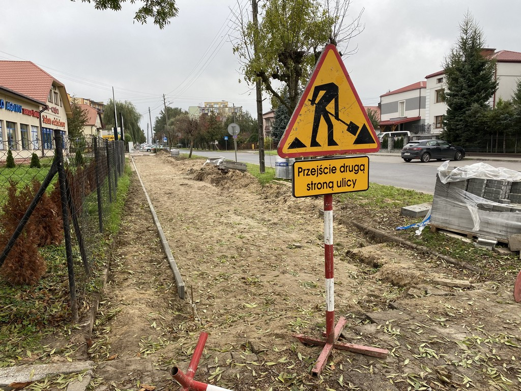Hrubieszów: Trwa remont chodnika na ul. Mickiewicza - ZDJĘCIA