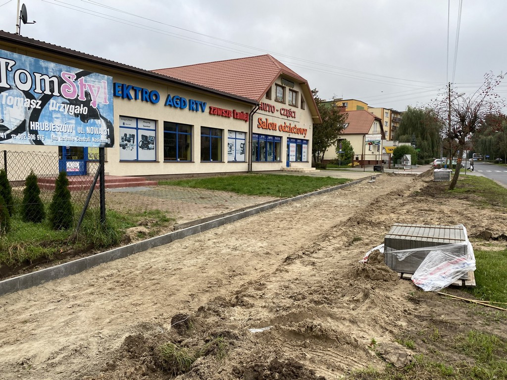 Hrubieszów: Trwa remont chodnika na ul. Mickiewicza - ZDJĘCIA