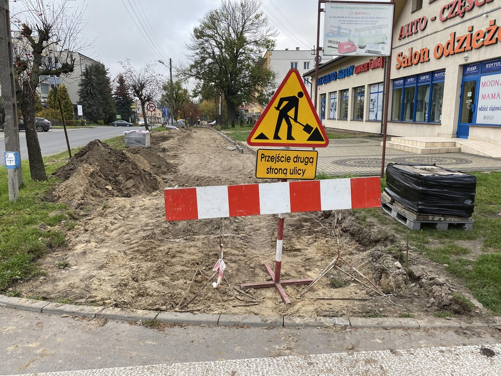 Hrubieszów: Trwa remont chodnika na ul. Mickiewicza - ZDJĘCIA