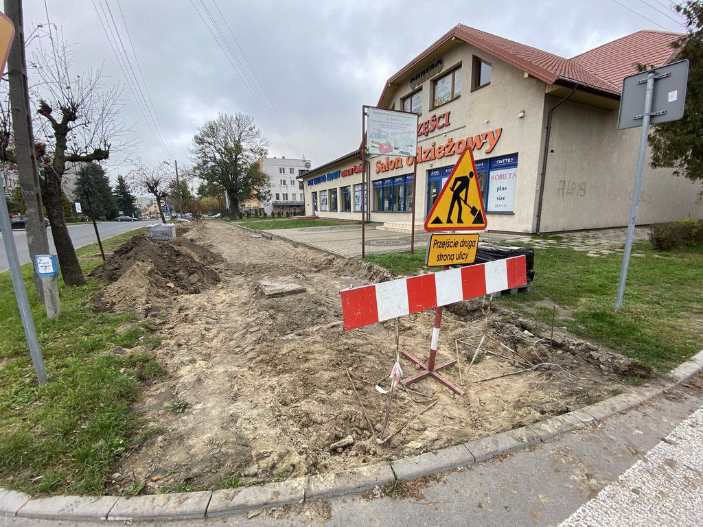 Hrubieszów: Trwa remont chodnika na ul. Mickiewicza - ZDJĘCIA