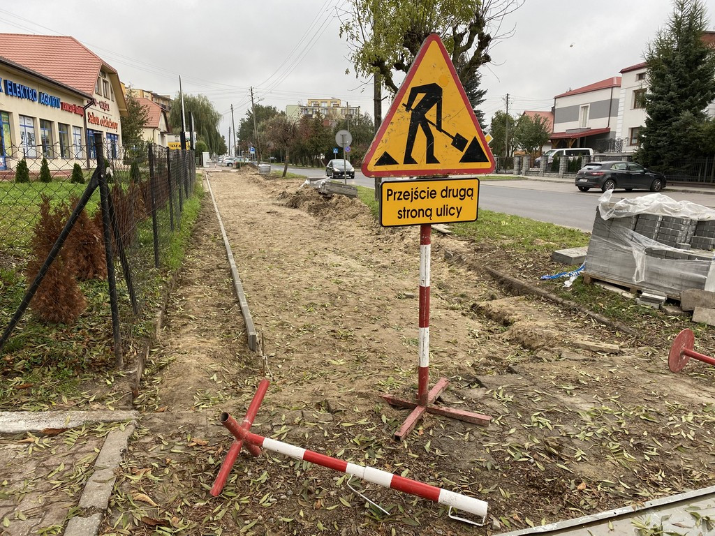 Hrubieszów: Trwa remont chodnika na ul. Mickiewicza - ZDJĘCIA