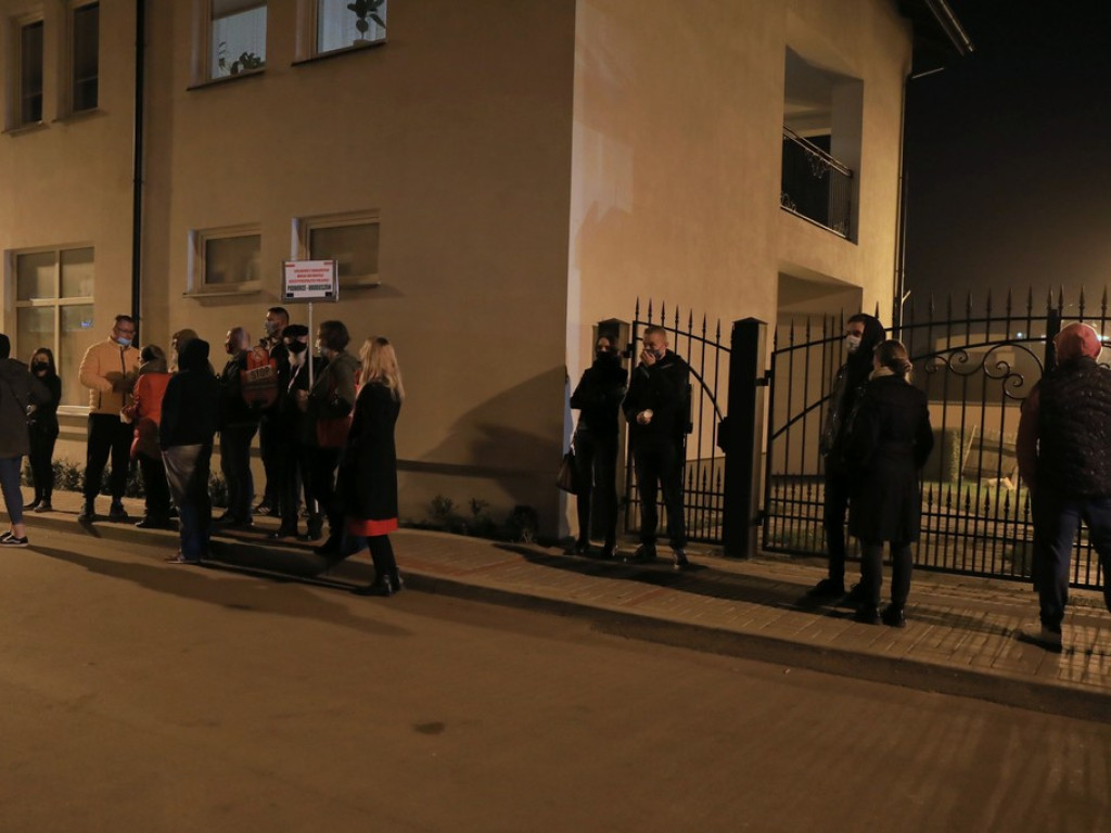 Hrubieszowski protest nr 4 - zapalono znicze przed biurem poselskim Jacka Sasina - ZDJĘCIA