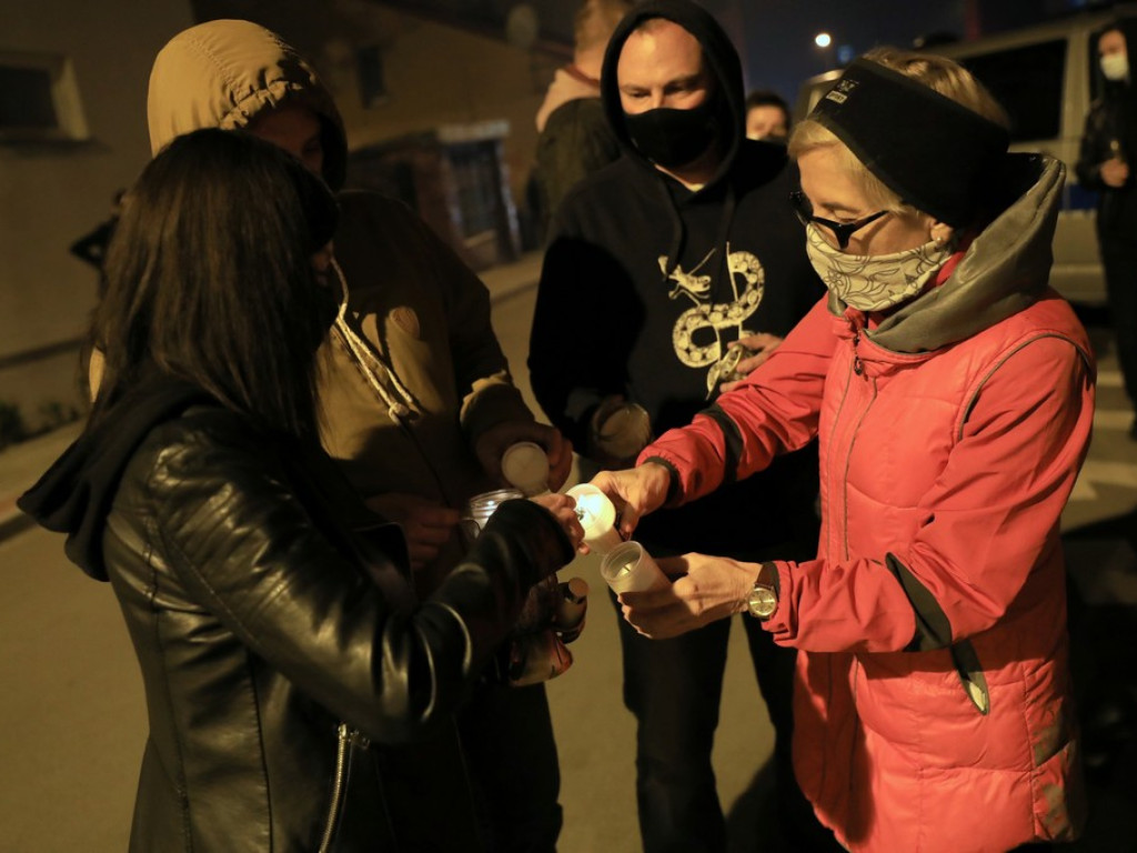 Hrubieszowski protest nr 4 - zapalono znicze przed biurem poselskim Jacka Sasina - ZDJĘCIA
