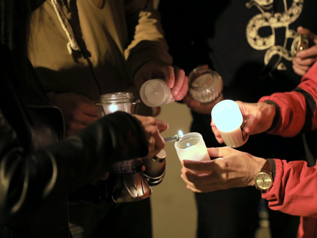 Hrubieszowski protest nr 4 - zapalono znicze przed biurem poselskim Jacka Sasina - ZDJĘCIA