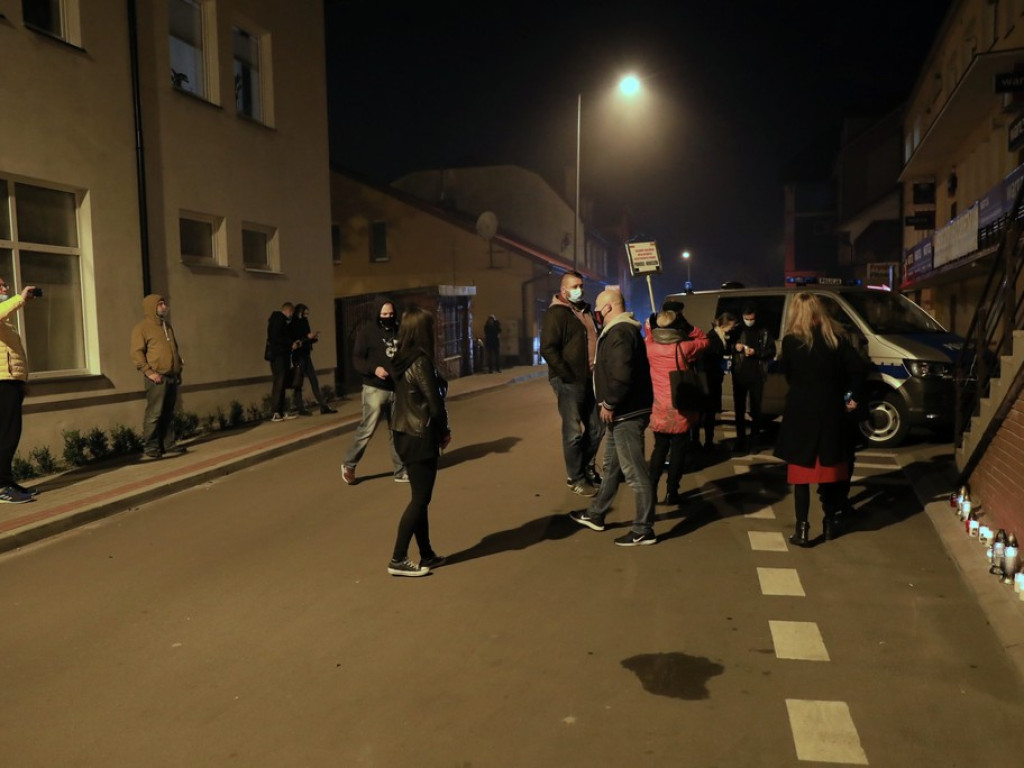 Hrubieszowski protest nr 4 - zapalono znicze przed biurem poselskim Jacka Sasina - ZDJĘCIA