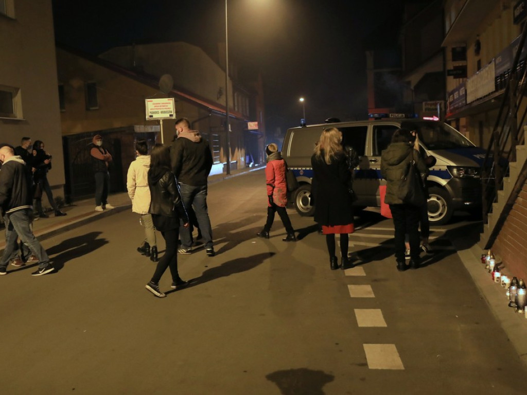 Hrubieszowski protest nr 4 - zapalono znicze przed biurem poselskim Jacka Sasina - ZDJĘCIA
