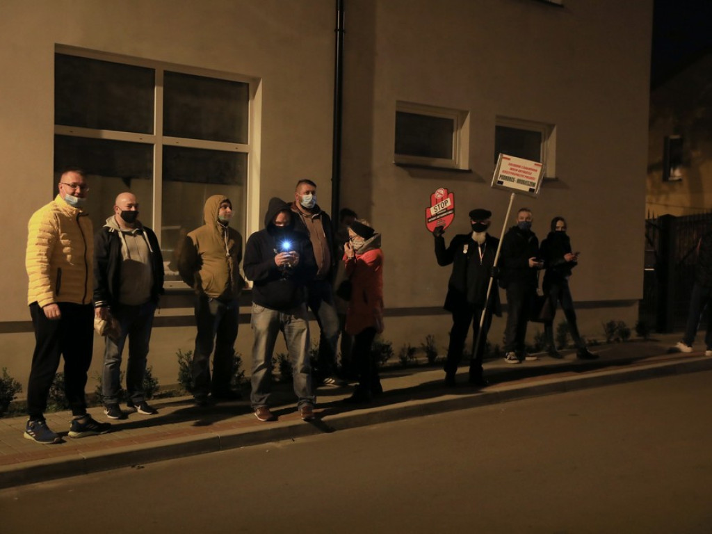 Hrubieszowski protest nr 4 - zapalono znicze przed biurem poselskim Jacka Sasina - ZDJĘCIA