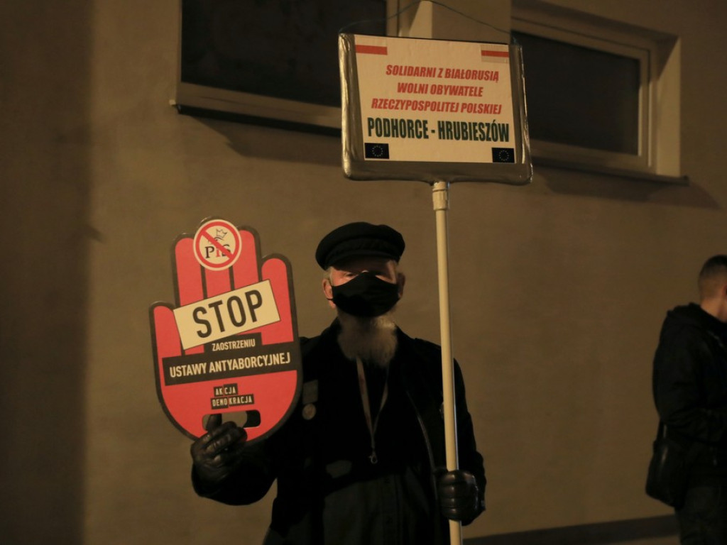 Hrubieszowski protest nr 4 - zapalono znicze przed biurem poselskim Jacka Sasina - ZDJĘCIA