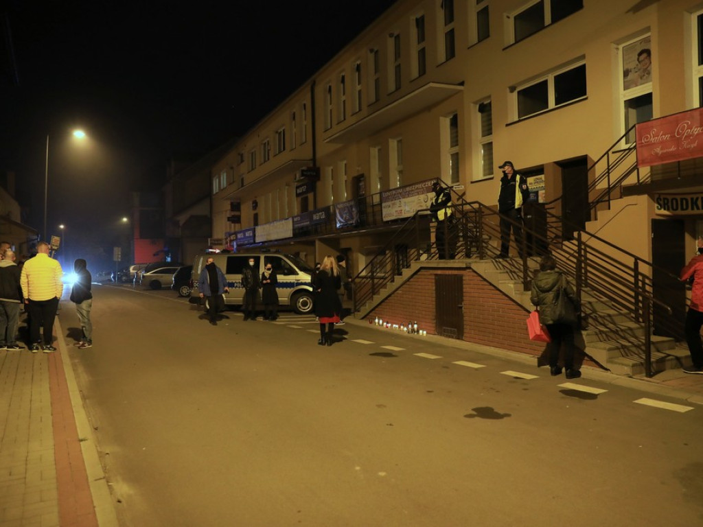 Hrubieszowski protest nr 4 - zapalono znicze przed biurem poselskim Jacka Sasina - ZDJĘCIA