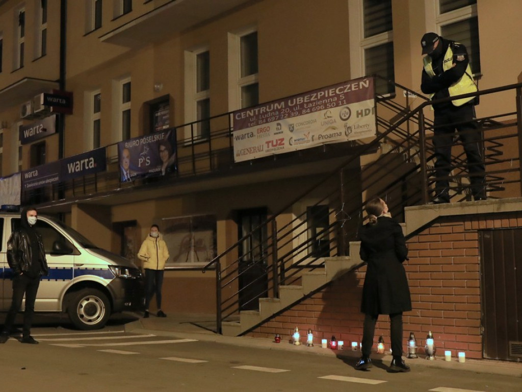 Hrubieszowski protest nr 4 - zapalono znicze przed biurem poselskim Jacka Sasina - ZDJĘCIA