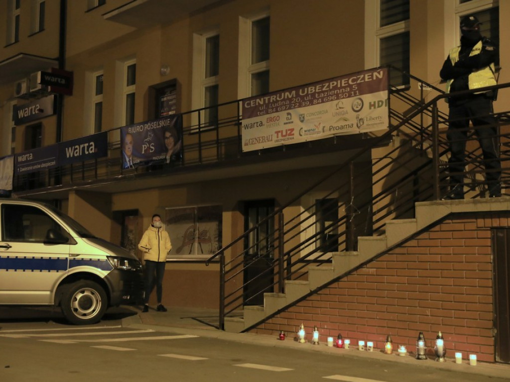 Hrubieszowski protest nr 4 - zapalono znicze przed biurem poselskim Jacka Sasina - ZDJĘCIA