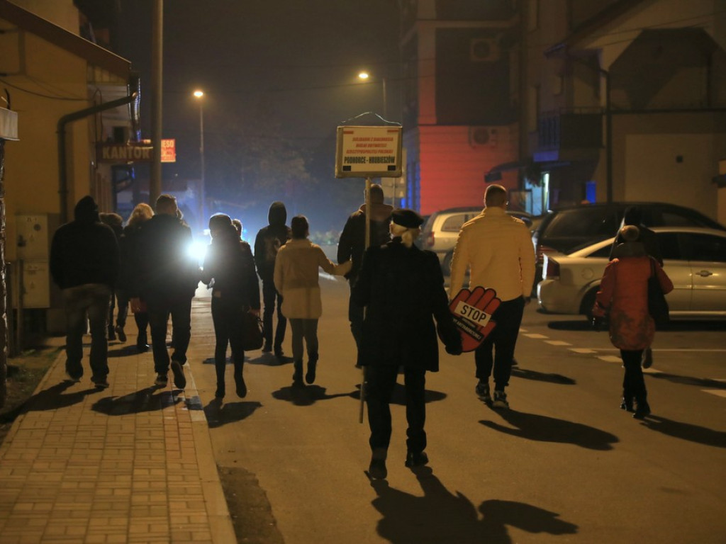 Hrubieszowski protest nr 4 - zapalono znicze przed biurem poselskim Jacka Sasina - ZDJĘCIA