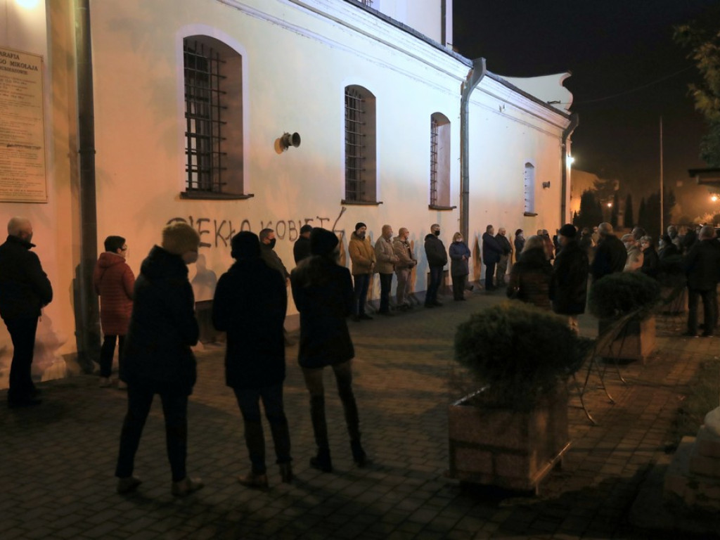 Hrubieszowski protest nr 4 - zapalono znicze przed biurem poselskim Jacka Sasina - ZDJĘCIA