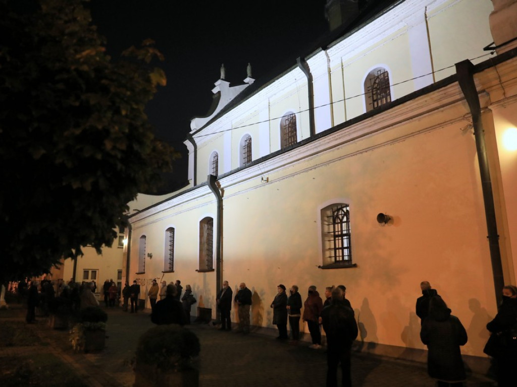 Hrubieszowski protest nr 4 - zapalono znicze przed biurem poselskim Jacka Sasina - ZDJĘCIA