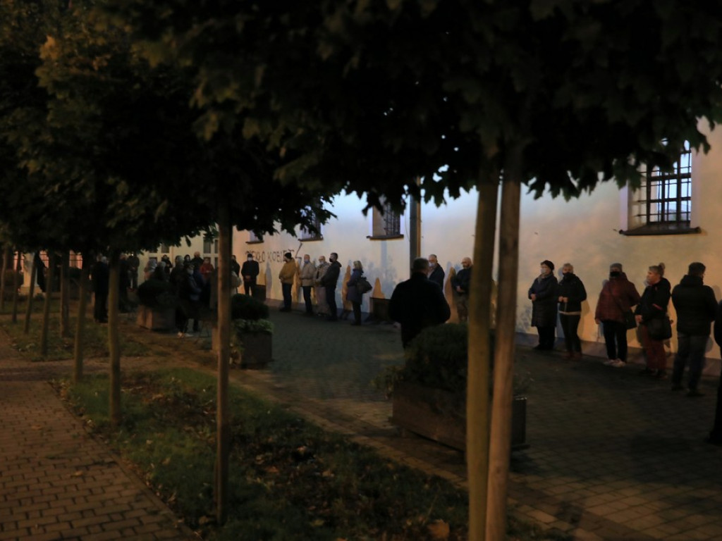 Hrubieszowski protest nr 4 - zapalono znicze przed biurem poselskim Jacka Sasina - ZDJĘCIA