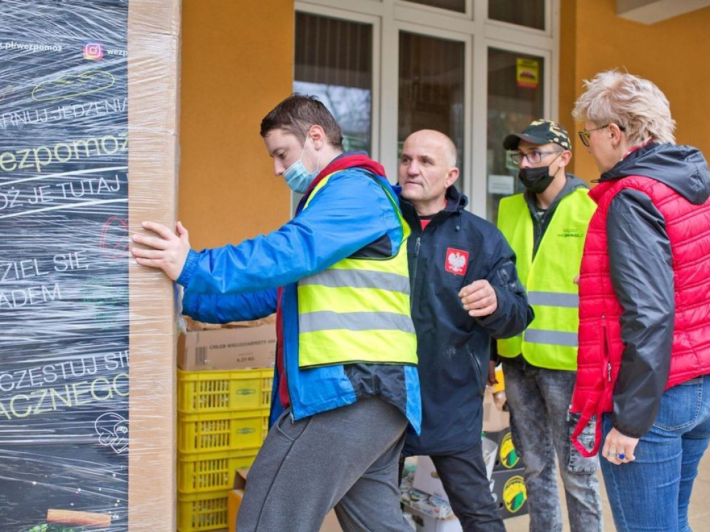 Hrubieszów: Masz za dużo jedzenia? Nie wyrzucaj! Włóż je do lodówki i podziel się z potrzebującymi!