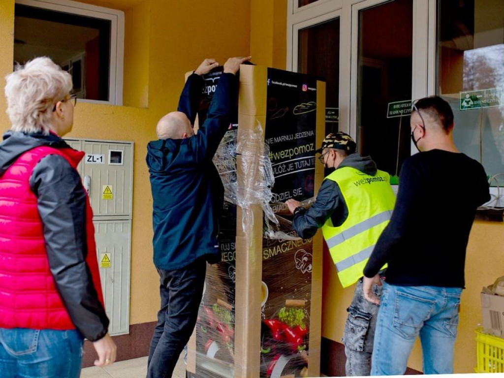Hrubieszów: Masz za dużo jedzenia? Nie wyrzucaj! Włóż je do lodówki i podziel się z potrzebującymi!
