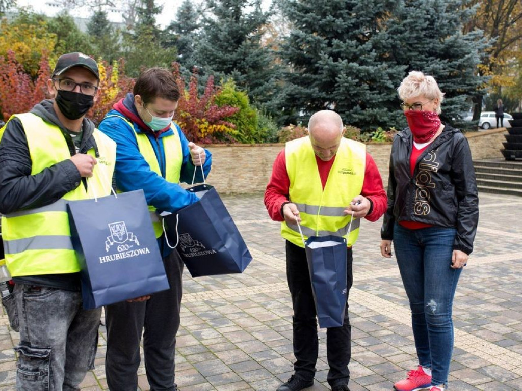 Hrubieszów: Masz za dużo jedzenia? Nie wyrzucaj! Włóż je do lodówki i podziel się z potrzebującymi!