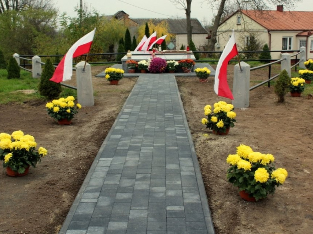 Gmina Dołhobyczów: Pamięć o bohaterach zawsze w sercach naszych...