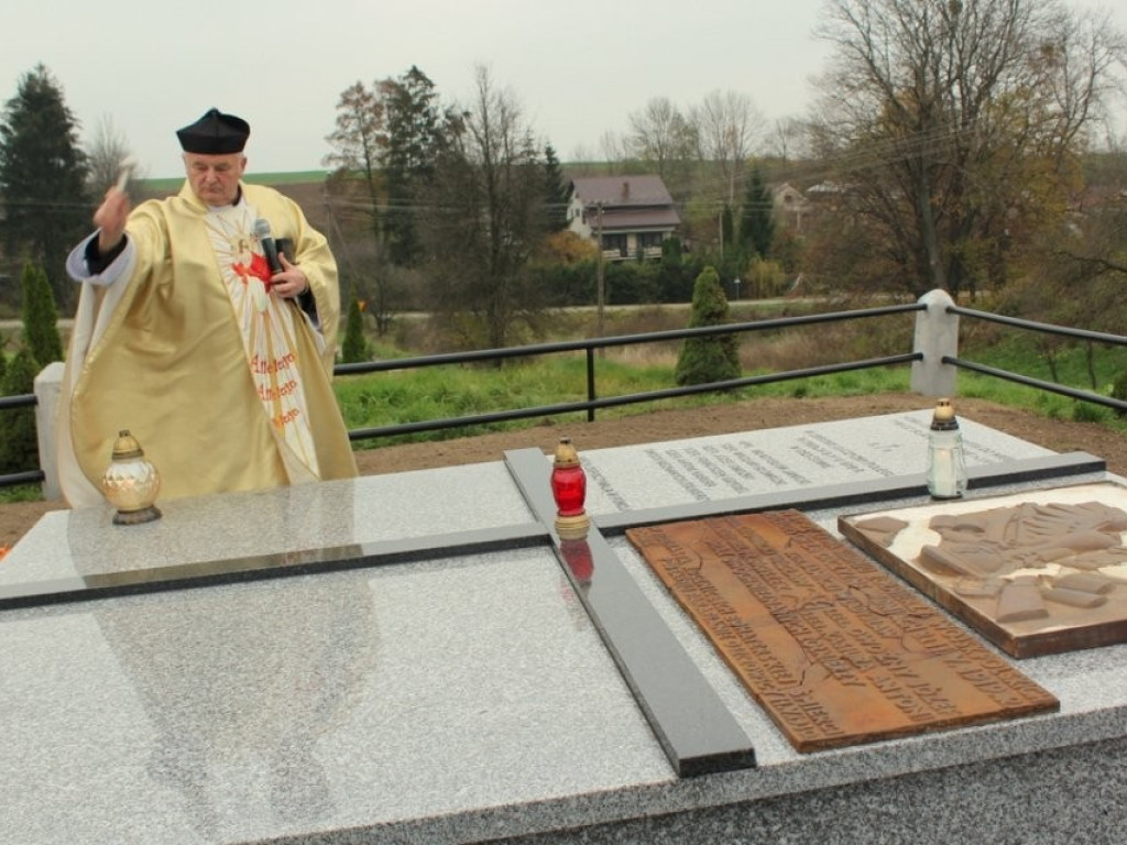 Gmina Dołhobyczów: Pamięć o bohaterach zawsze w sercach naszych...