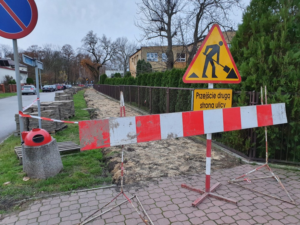 Hrubieszów: Rozpoczął się remont chodnika na ulicy Hubala - ZDJĘCIA