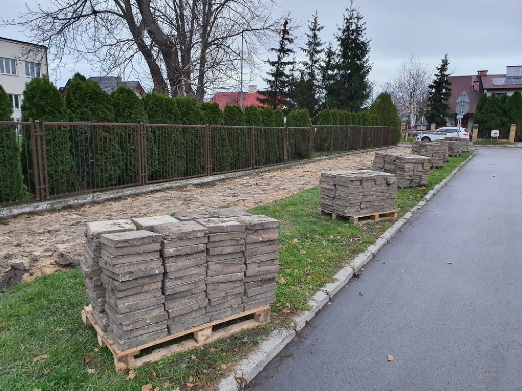 Hrubieszów: Rozpoczął się remont chodnika na ulicy Hubala - ZDJĘCIA