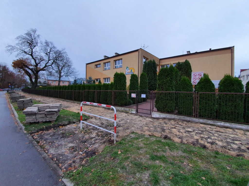 Hrubieszów: Rozpoczął się remont chodnika na ulicy Hubala - ZDJĘCIA