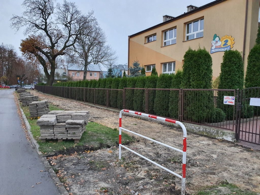 Hrubieszów: Rozpoczął się remont chodnika na ulicy Hubala - ZDJĘCIA