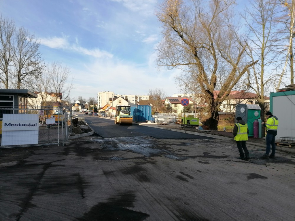 Hrubieszów: Nowy asfalt na moście - ZDJĘCIA