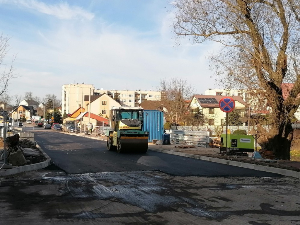 Hrubieszów: Nowy asfalt na moście - ZDJĘCIA