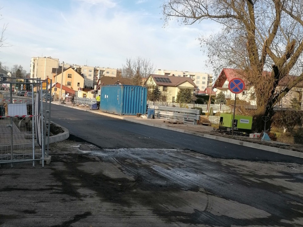 Hrubieszów: Nowy asfalt na moście - ZDJĘCIA