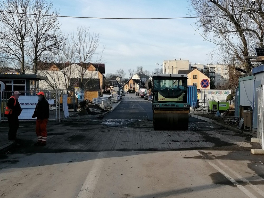 Hrubieszów: Nowy asfalt na moście - ZDJĘCIA