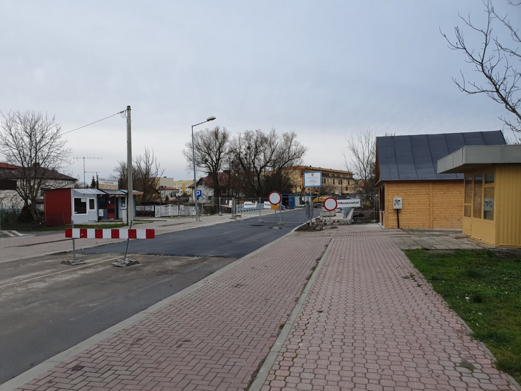 Hrubieszów: Nowy asfalt na moście - ZDJĘCIA