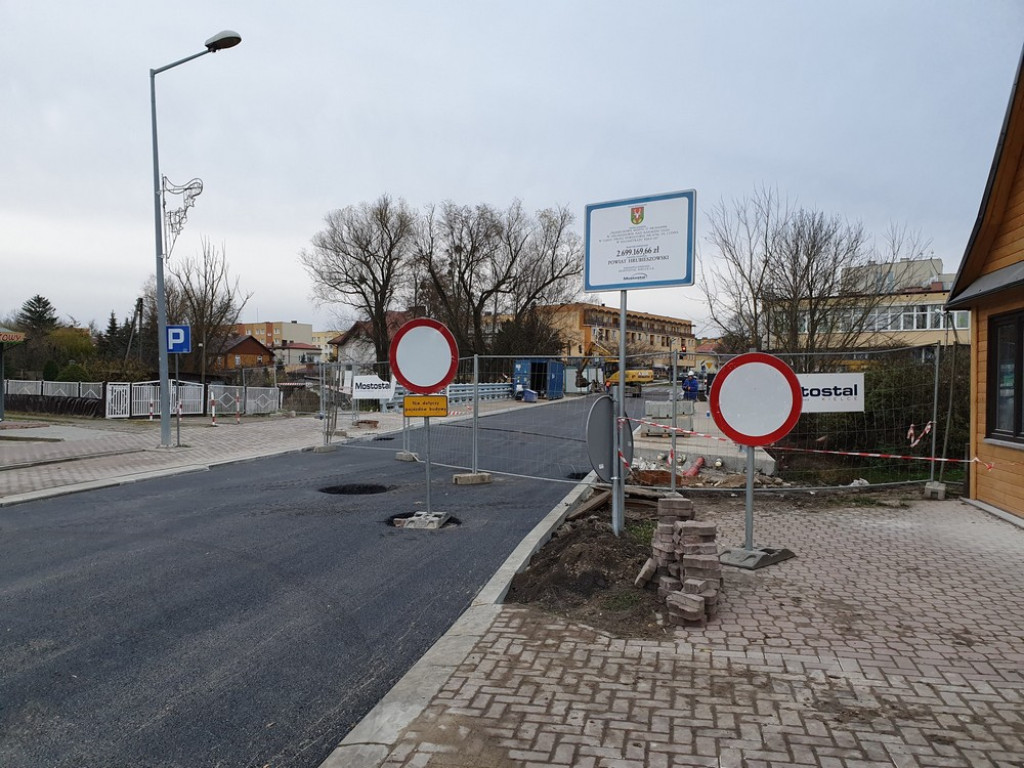 Hrubieszów: Nowy asfalt na moście - ZDJĘCIA