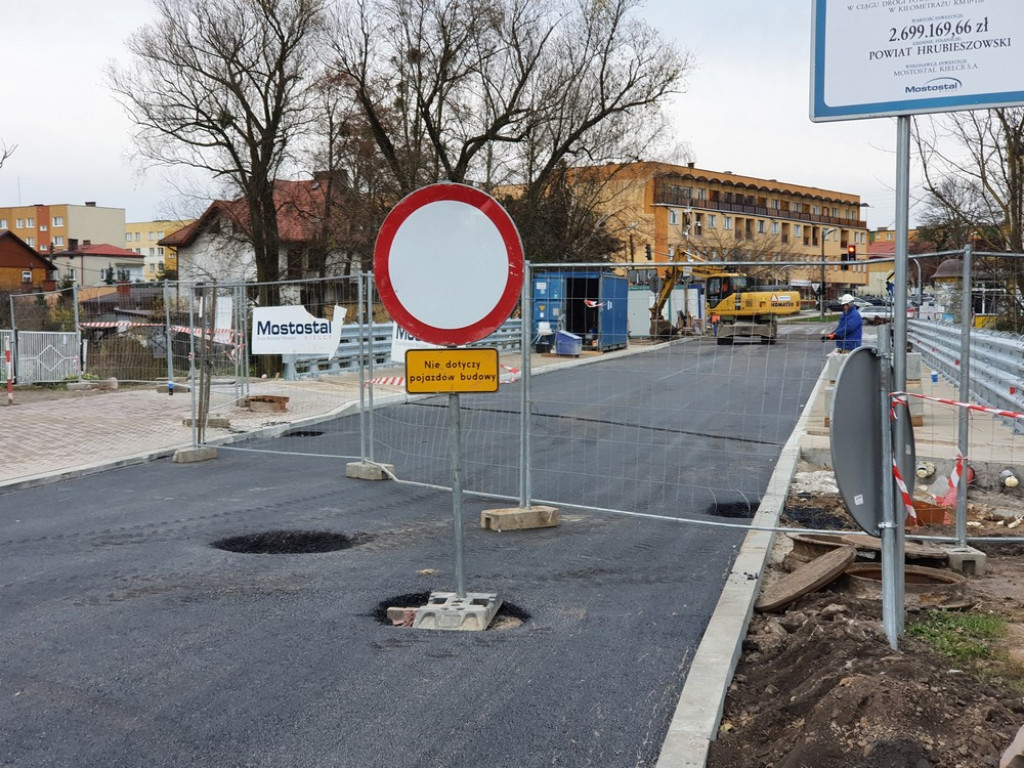 Hrubieszów: Nowy asfalt na moście - ZDJĘCIA