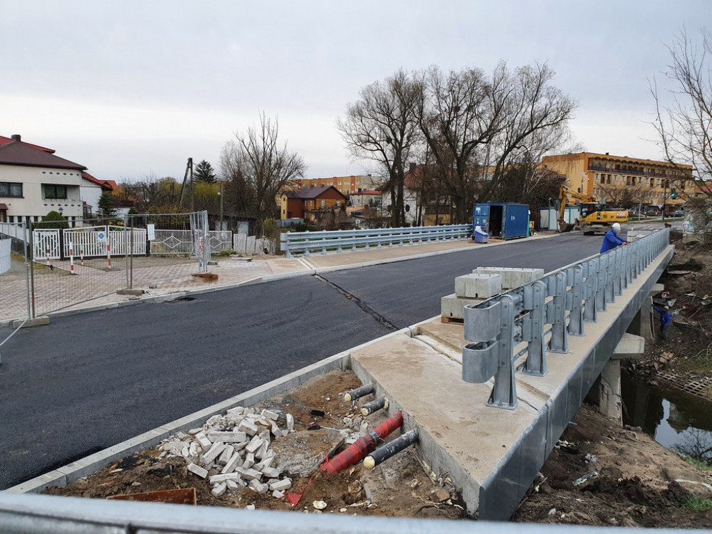 Hrubieszów: Nowy asfalt na moście - ZDJĘCIA