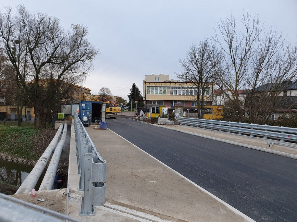 Hrubieszów: Nowy asfalt na moście - ZDJĘCIA