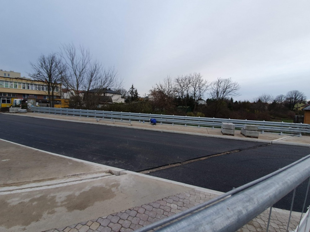 Hrubieszów: Nowy asfalt na moście - ZDJĘCIA