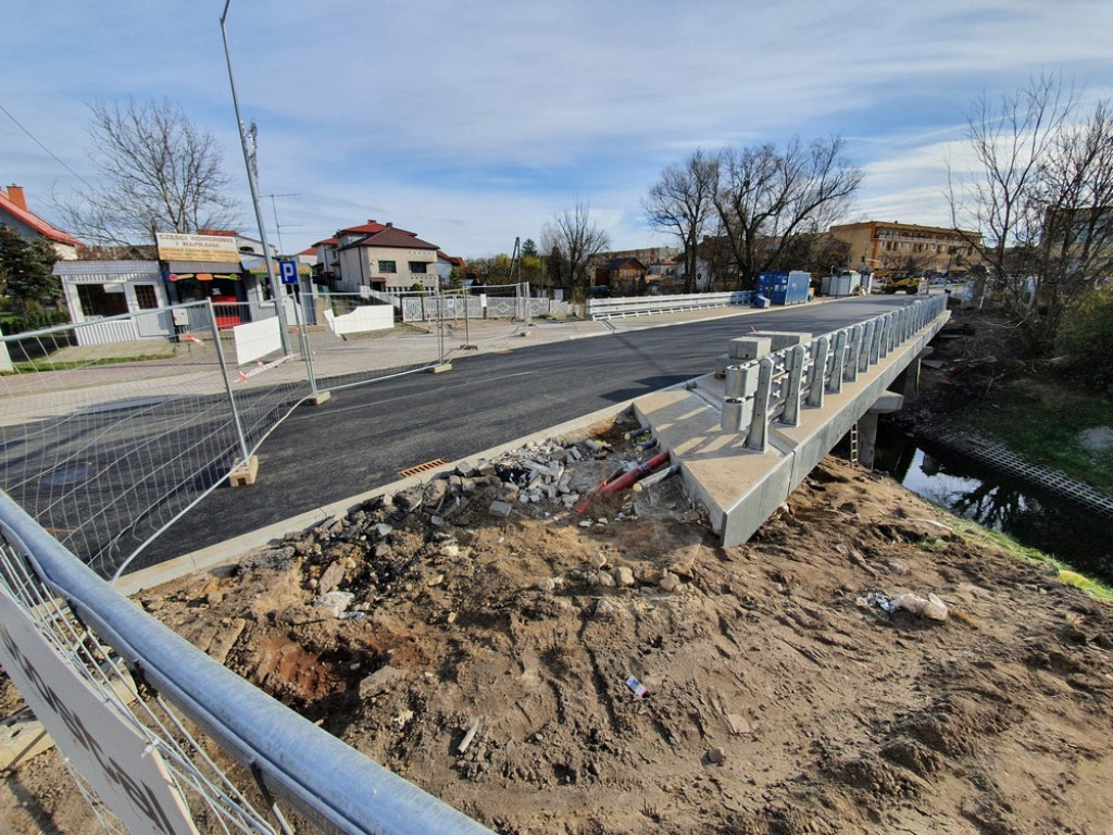 Hrubieszów: Nowy asfalt na moście - ZDJĘCIA