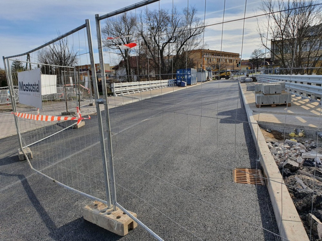 Hrubieszów: Nowy asfalt na moście - ZDJĘCIA