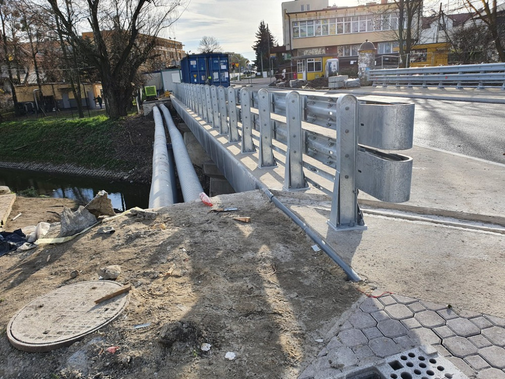 Hrubieszów: Nowy asfalt na moście - ZDJĘCIA