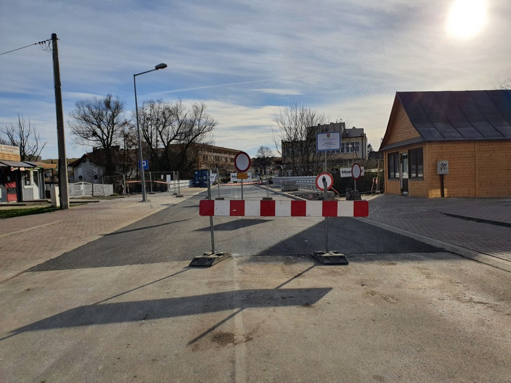 Hrubieszów: Nowy asfalt na moście - ZDJĘCIA
