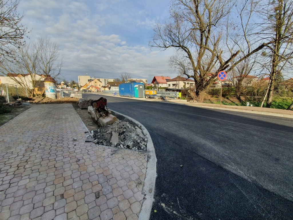 Hrubieszów: Nowy asfalt na moście - ZDJĘCIA