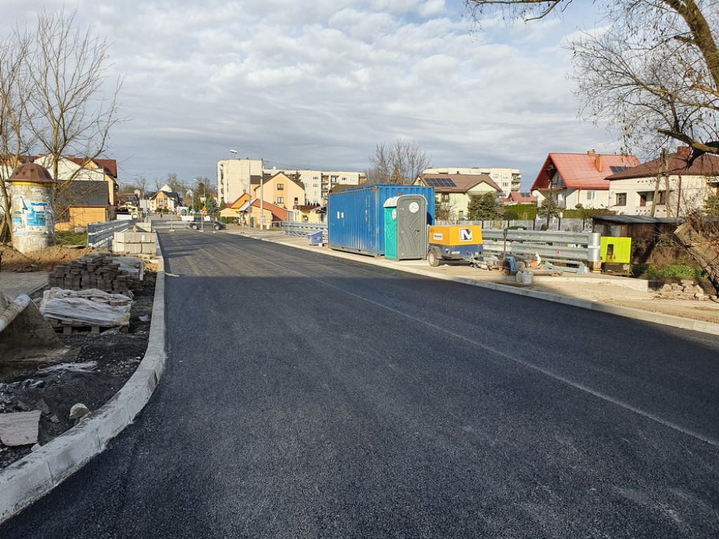 Hrubieszów: Nowy asfalt na moście - ZDJĘCIA