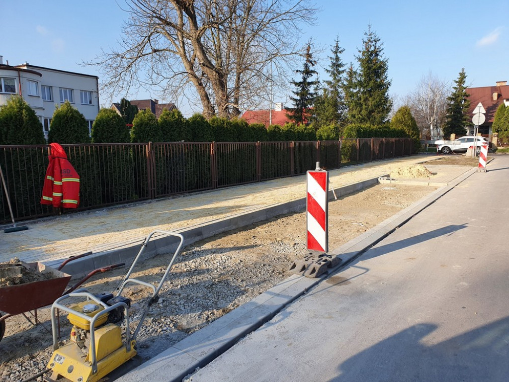 Hrubieszów: Trwa remont chodnika na ulicy Hubala - ZDJĘCIA
